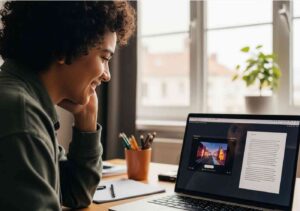 Un creador sonriente en su estudio casero observa una vibrante animación en su laptop, mostrando la satisfacción de la creación de videos animados a partir de texto.